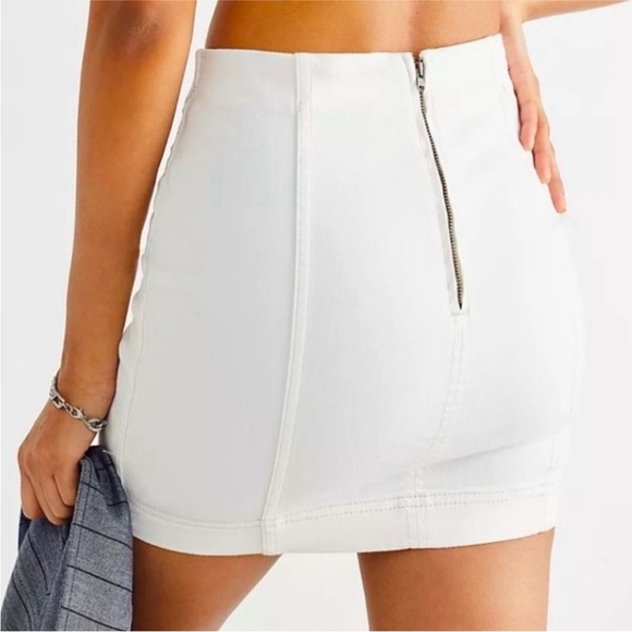 Free People Femme White Denim Mini Skirt Size 2 - Picture 2 of 9